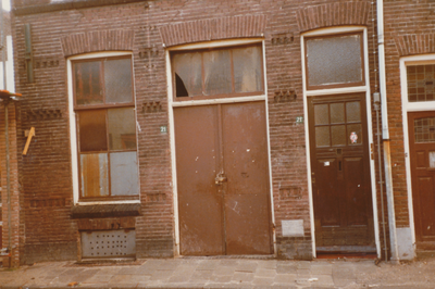 863283 Gezicht op de onderpui van het pand Bergstraat 21-21bis in Wijk C te Utrecht, voor de renovatie.